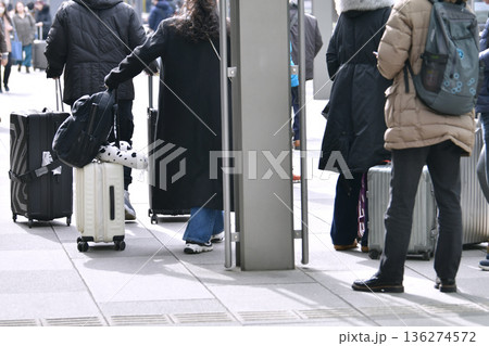 日本の東京都市景観 スーツケース…。外国人観光客らで賑わう東京駅丸の内駅前広場 136274572