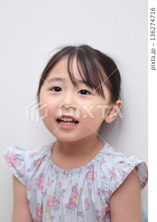 4歳女の子の上半身 (白バック 無背景) 136274716