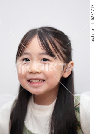 4歳女の子の上半身 (白バック 無背景) 4歳女の子の上半身 (白バック 無背景) 136274717