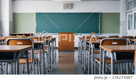 授業前の静かな学校教室と整列した机 授業前の静かな学校教室と整列した机 136274867