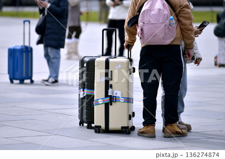 日本の東京都市景観 スーツケース…。外国人観光客らで賑わう東京駅丸の内駅前広場 136274874