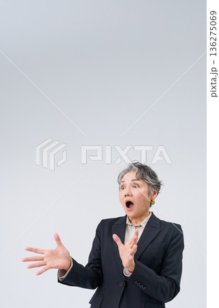 驚いた表情をするシニア世代のビジネスウーマン 驚いた表情をするシニア世代のビジネスウーマン 136275069