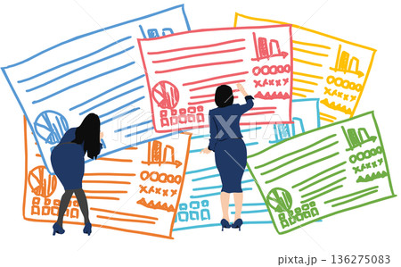 会議の資料を作成するビジネスウーマンのイラスト 136275083