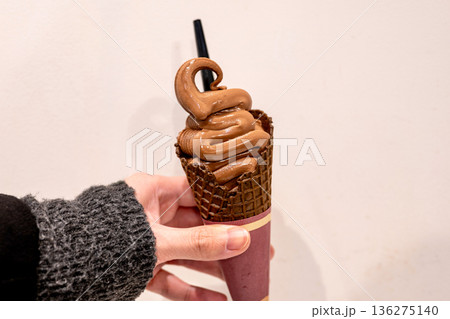 手に持つチョコレートソフトクリーム 手に持つチョコレートソフトクリーム 136275140