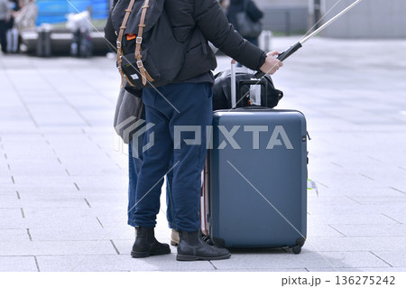 日本の東京都市景観 スーツケース…。外国人観光客らで賑わう東京駅丸の内駅前広場 136275242