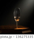 レトロなマイク 136275335