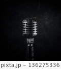 レトロなカラオケルームのマイク 136275336