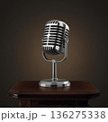 レトロなカラオケルームのマイク 136275338