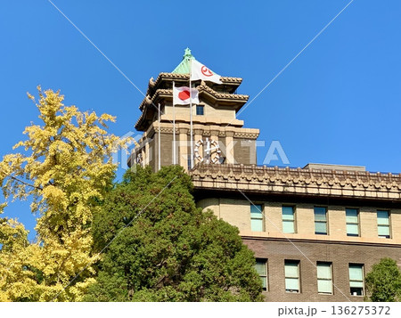 秋晴れの青空の名古屋市役所本庁舎を見上げる〈愛知県名古屋市〉 136275372