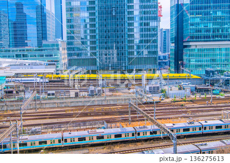 日本の東京都市景観長弩級幸運を呼ぶ新幹線・ドクターイエローや東京駅、電車、八重洲などのビル群を望む 日本の東京都市景観長弩級幸運を呼ぶ新幹線・ドクターイエローや東京駅、電車、八重洲などのビル群を望む 136275613
