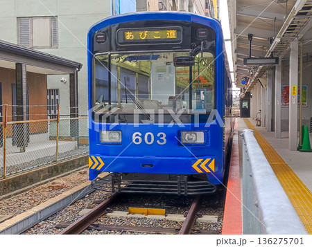恵美須町駅に停車する阪堺電車の車両 136275701