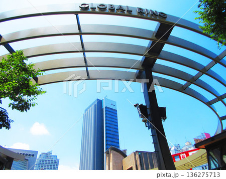 東京・池袋西口公園にある芸術劇場（東京芸術劇場）前の「GLOBAL RING」のモニュメントの風景 136275713