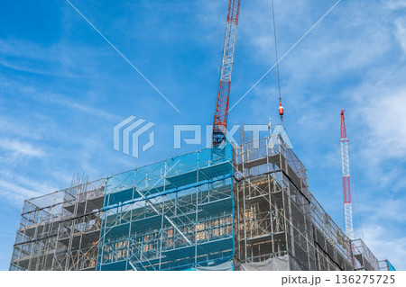 青空とマンションの建設現場 青空とマンションの建設現場 136275725