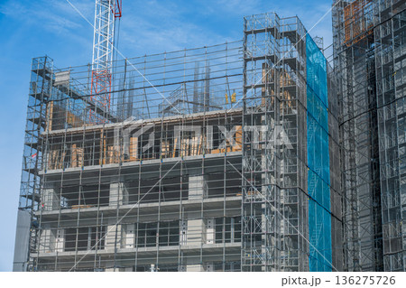 青空とマンションの建設現場 青空とマンションの建設現場 136275726