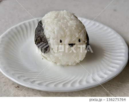 シマエナガの形をしたおにぎり 136275764
