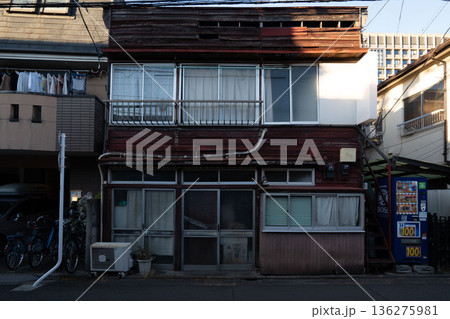 2階建て木造建築の一軒家、戦後昭和の面影が残る商店 136275981