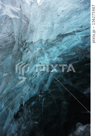 ヴァトナヨークトルのアイスケーブ 136275987