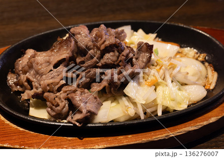 おいしい黒毛和牛焼き肉と野菜 136276007