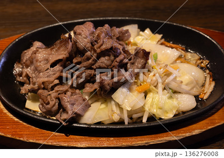 おいしい黒毛和牛焼き肉と野菜 136276008