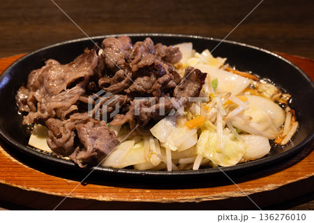 おいしい黒毛和牛焼き肉と野菜 136276010