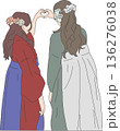 ハートを作る卒業式の袴を着た女性 136276038