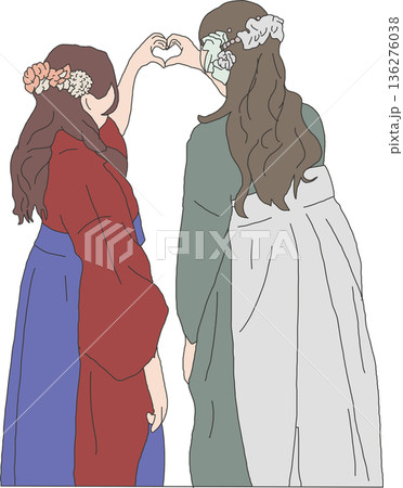 ハートを作る卒業式の袴を着た女性 136276038