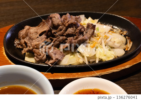 おいしい黒毛和牛焼き肉と野菜 136276041