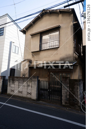 古いモルタル造りの一軒家/木造の2階建ての昭和建築 136276126
