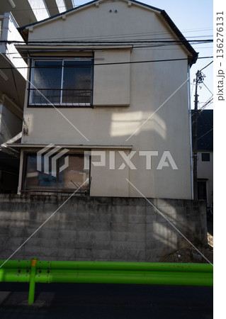 古いモルタル造りの一軒家/木造の2階建ての昭和建築 古いモルタル造りの一軒家/木造の2階建ての昭和建築 136276131