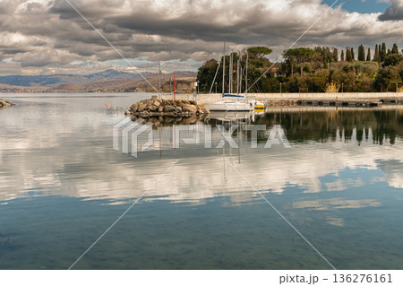 Calm Lake Horizon 136276161