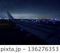 夜の飛行場の滑走路を進む飛行機の翼と夜景 136276353
