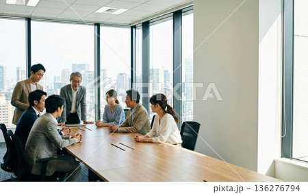 明るいオフィスで会議をする日本人ビジネスチーム（右側にコピー用スペース） 136276794