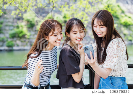 女子旅   スマホを見る女性  旅行 136276823