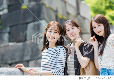 女子旅  観光をする女性  国内旅行 136276912