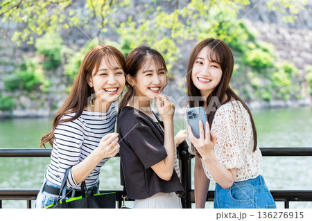女子旅   スマホを見る女性  旅行 136276915