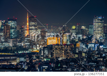 東京都庁展望室から望む東京タワーと都会の夜景 東京都庁展望室から望む東京タワーと都会の夜景 136277351