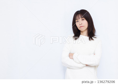 腕組みをして考えている女性 136279206