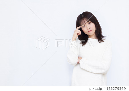 頭を抱えて悩む女性 136279369