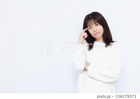 頭を抱えて悩む女性 頭を抱えて悩む女性 136279371