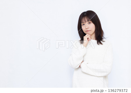 腕組みをして考えている女性 腕組みをして考えている女性 136279372