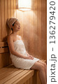 サウナを楽しむ女性 136279420