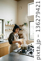 キッチンで料理を作る女性 136279421