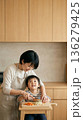 ママと一緒に料理をつくる子供 136279425