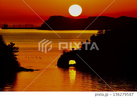 冬の夕日岬の岩穴から夕日のライン 冬の夕日岬の岩穴から夕日のライン 136279587