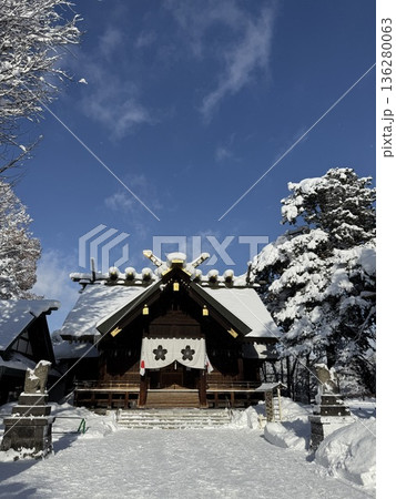 雪の上川神社 136280063
