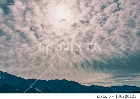 山並みにかかる雲と太陽 山並みにかかる雲と太陽 136280125