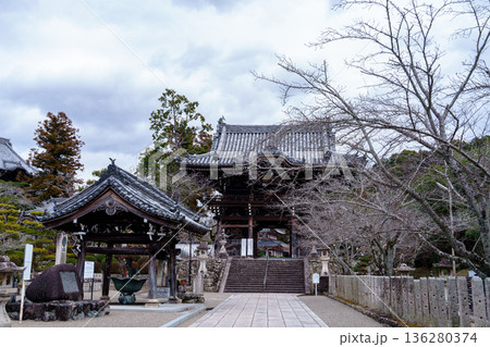 厳冬期の西国第三番札所粉河寺　手水鉢と石畳の先に続く中門① 136280374