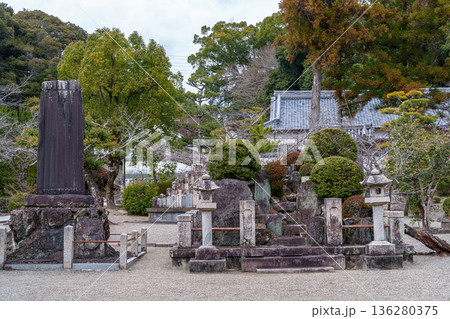 厳冬期の西国第三番札所粉河寺 庭園 石碑 厳冬期の西国第三番札所粉河寺 庭園 石碑 136280375