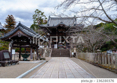 厳冬期の西国第三番札所粉河寺　手水鉢と石畳の先に続く中門② 136280376