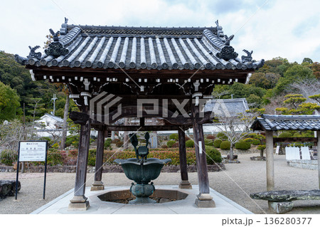 厳冬期の西国第三番札所粉河寺 手水鉢(がんそうばん) 厳冬期の西国第三番札所粉河寺 手水鉢(がんそうばん) 136280377